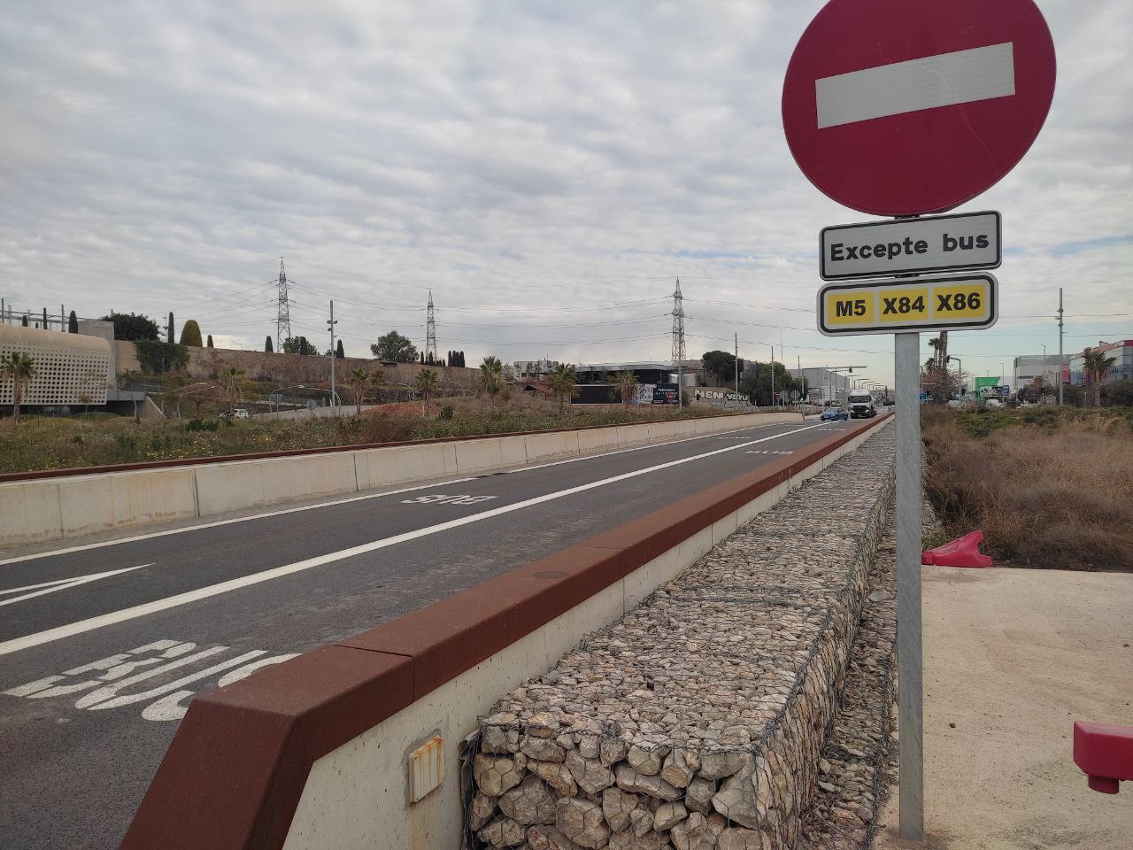 Senyal a la carretera de prohibit el pas excepte autobusos M5, X84 i X86