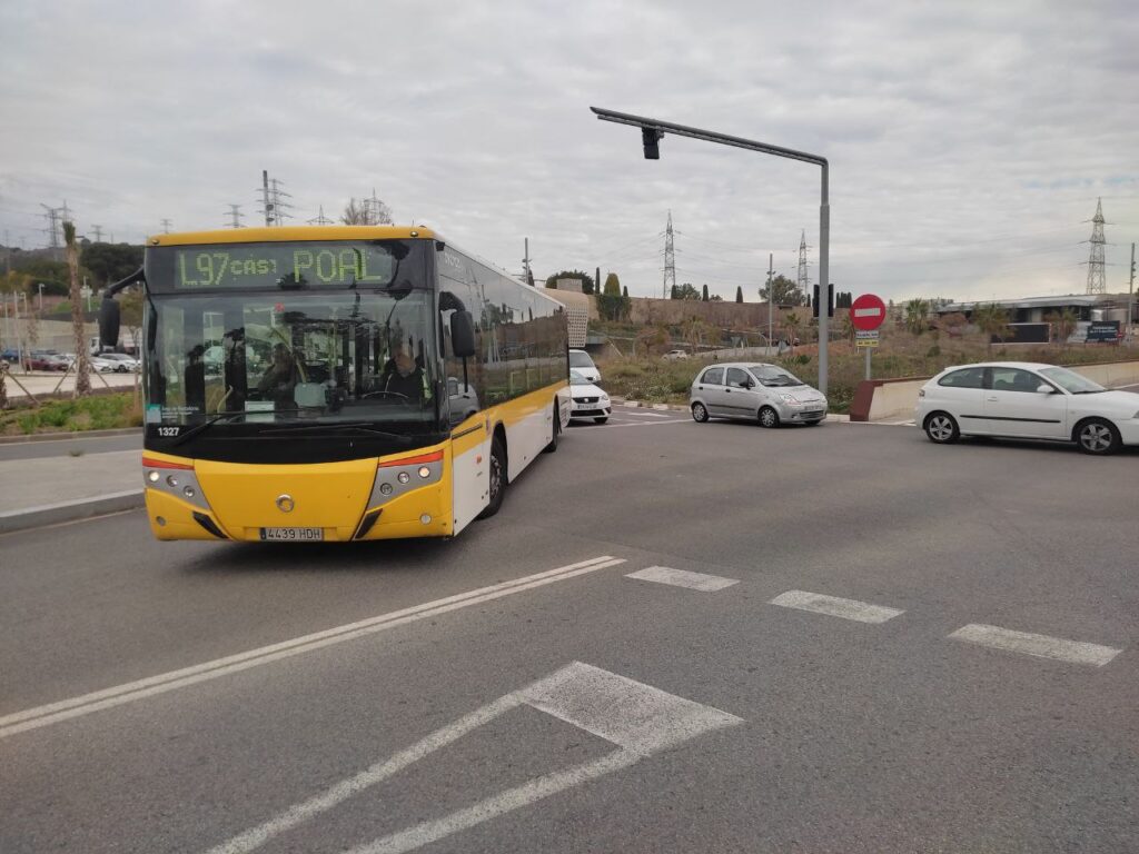 Bus de la línea L97 a la carretera