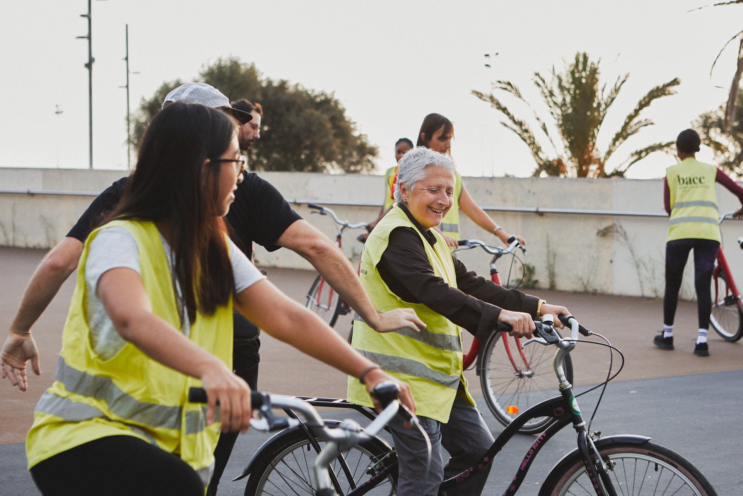 Dones en bicicleta