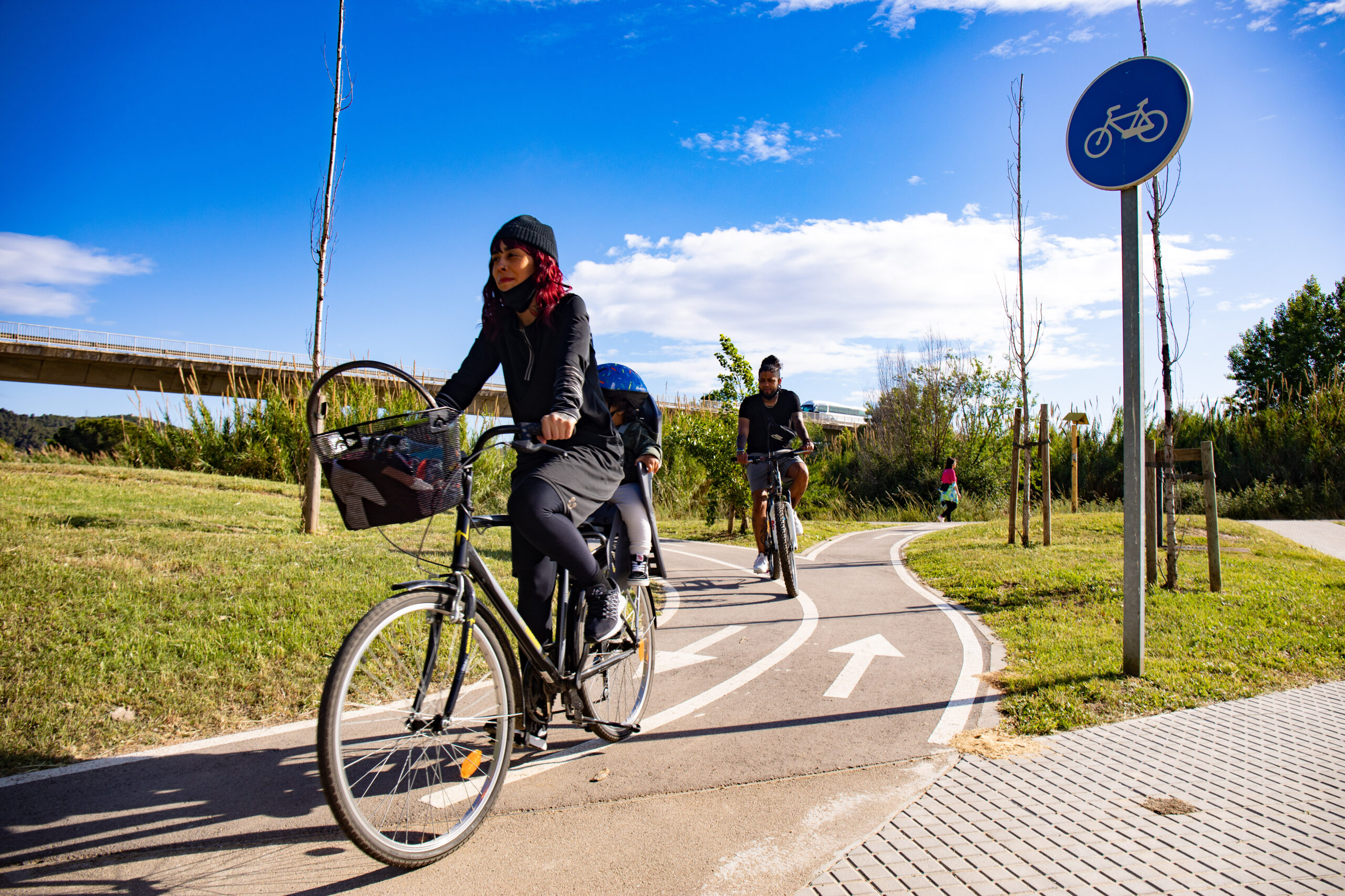 Persones en bicicleta a un camí pedalable