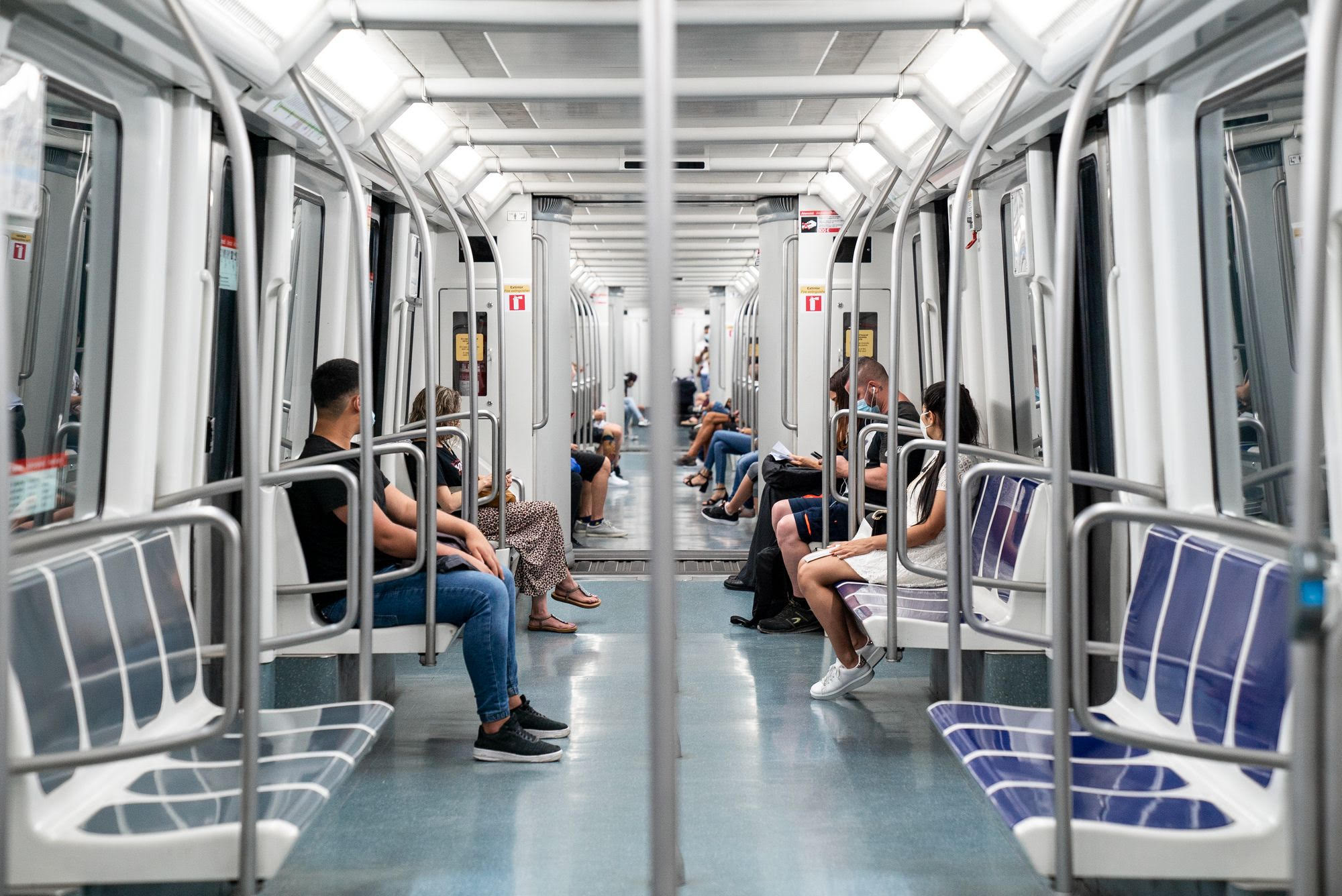 Interior d’un vagó de metro